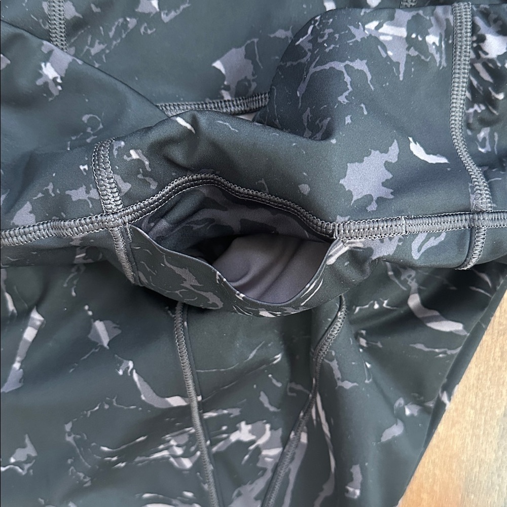 Athleta Velocity Stash Pocket Marble 7/8 Tight Black Marble Print Size Large - Picture 9 of 9